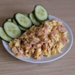 Jajecznica z szynką i warzywem - fit przepis na wysokobiałkowe śniadanie na redukcji