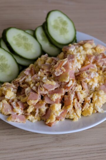 Jajecznica z szynką i warzywem - fit przepis na wysokobiałkowe śniadanie na redukcji