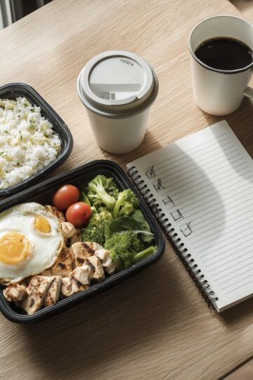 Jak schudnąć przy pracy i obowiązkach? Prosty system redukcji wagi krok po kroku - bez liczenia wszystkiego i bez życia pod dietę.