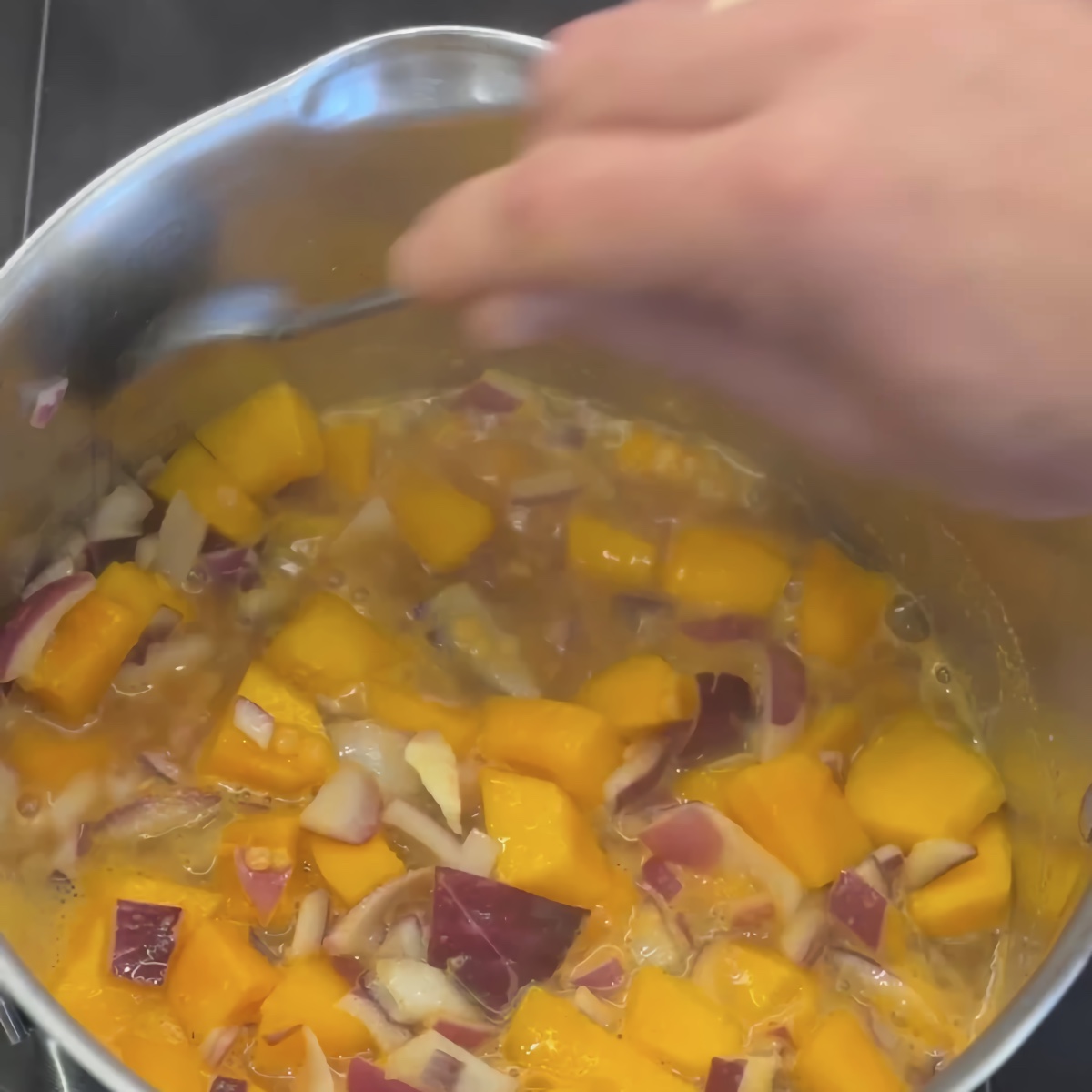 Mieszam gotującą się zupę w garnku