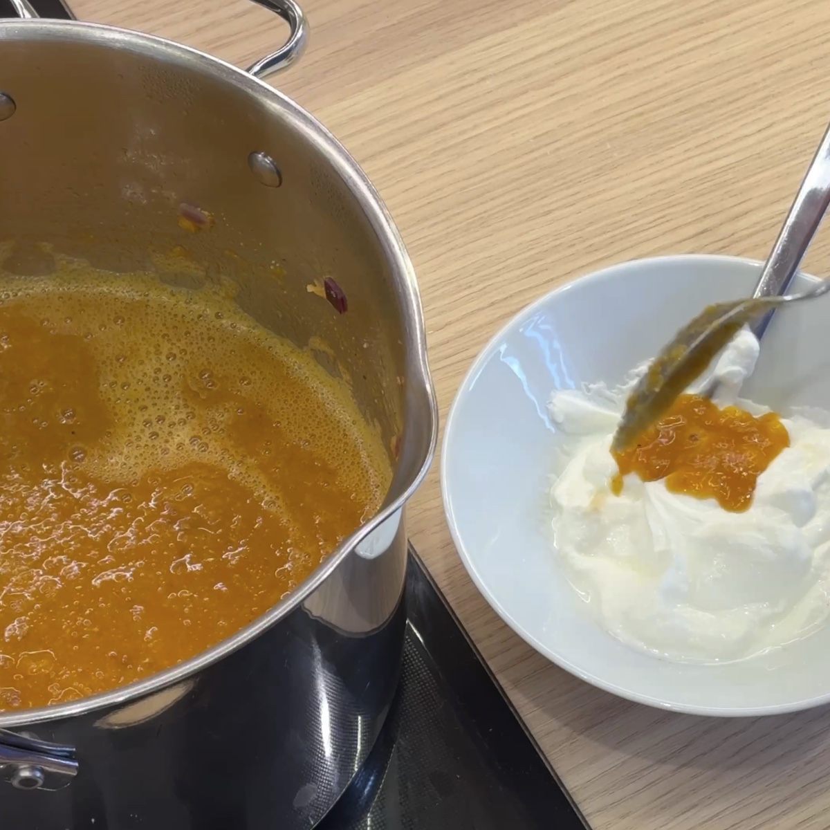 Miksuję skyr z zupą w osobnej misce