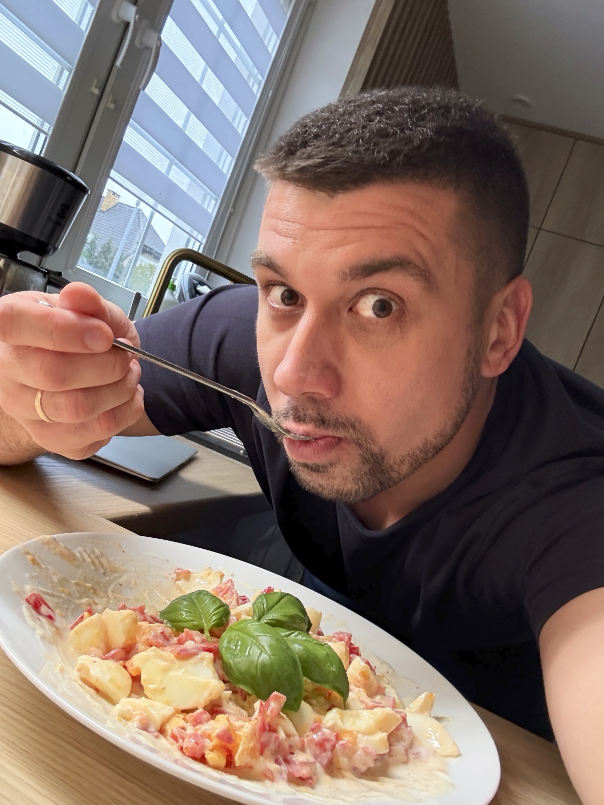 Autor strony zjada sałatkę z własnego przepisu