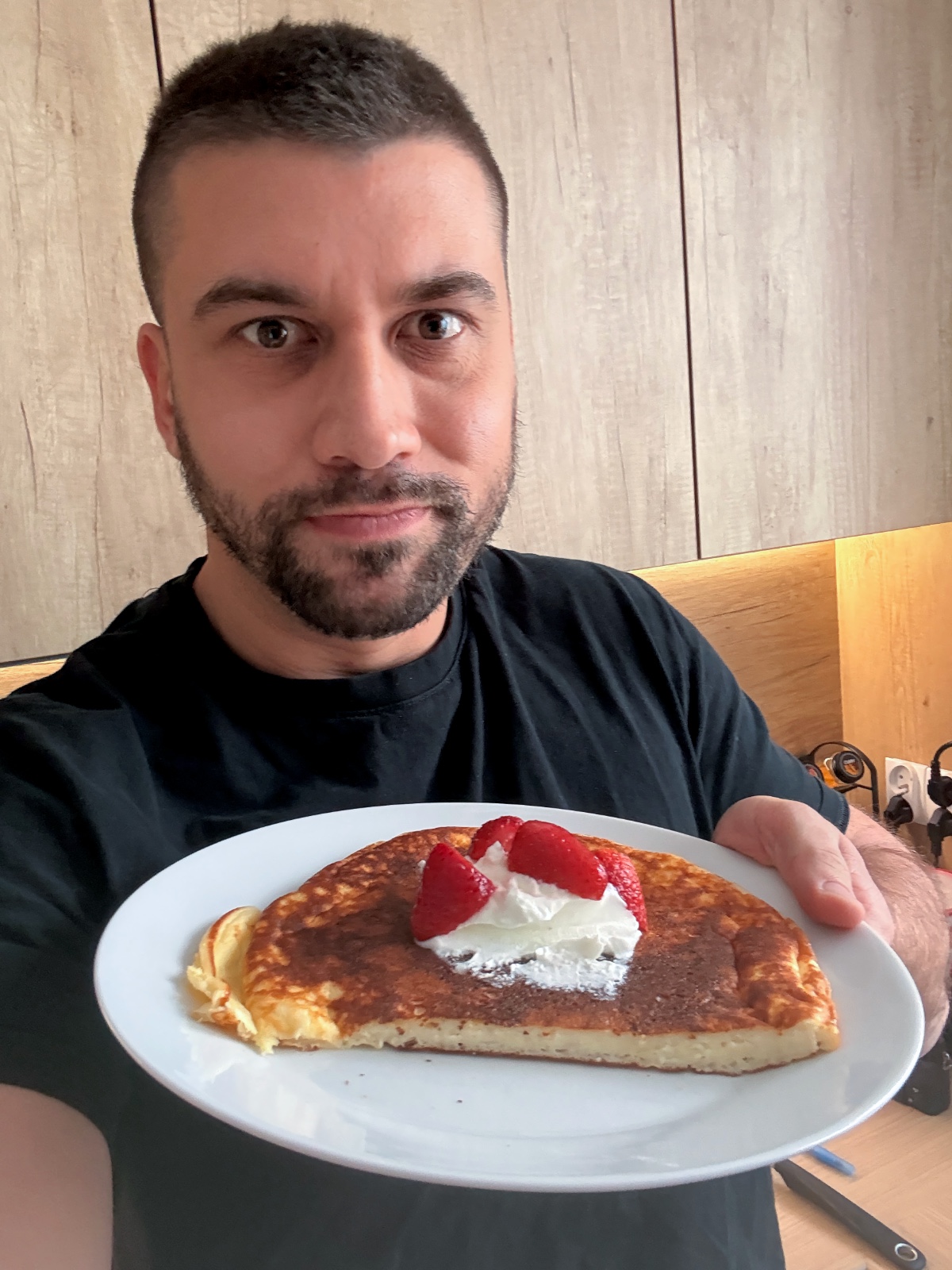 Autor przepisu na omlet twarogowy prezentuje swój wyrób
