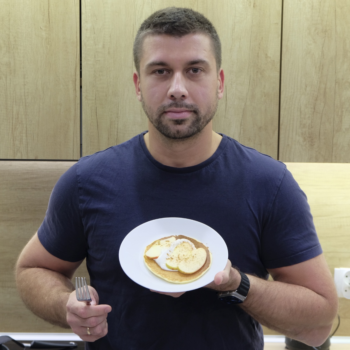 Autor przepisu prezentuje swoje placki twarogowe z jabłkiem, cynamonem i skyrem
