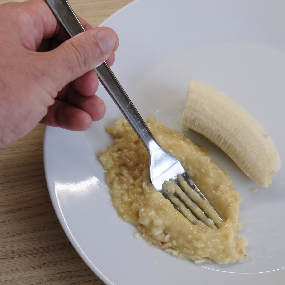 Gniotę banana do owsianki fit