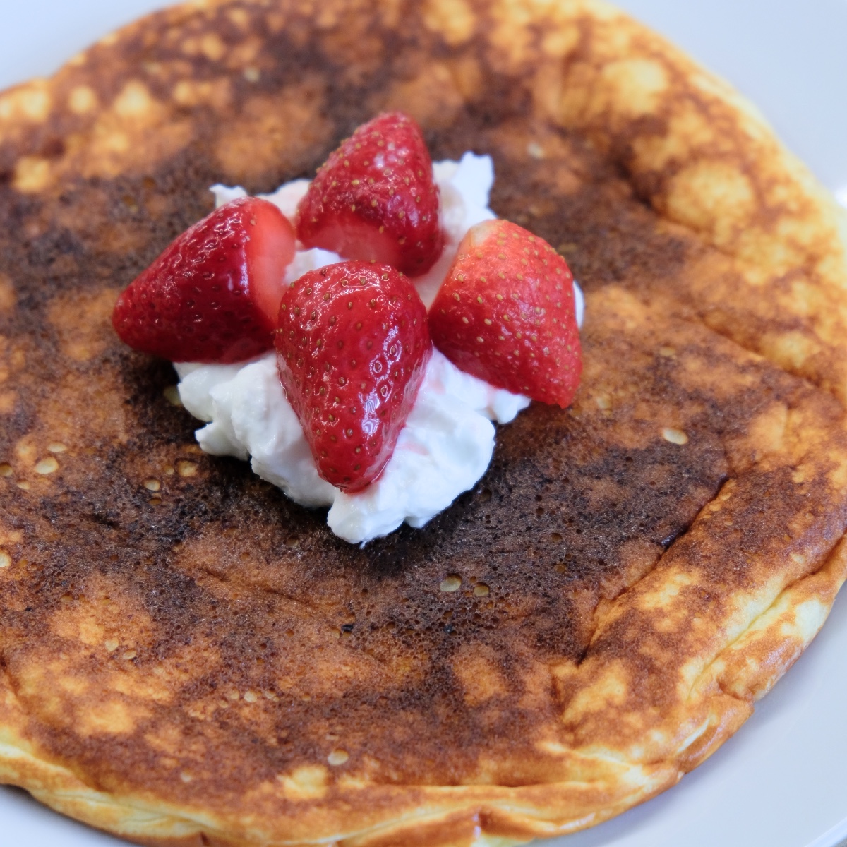 Omlet ze skyrem i truskawkami