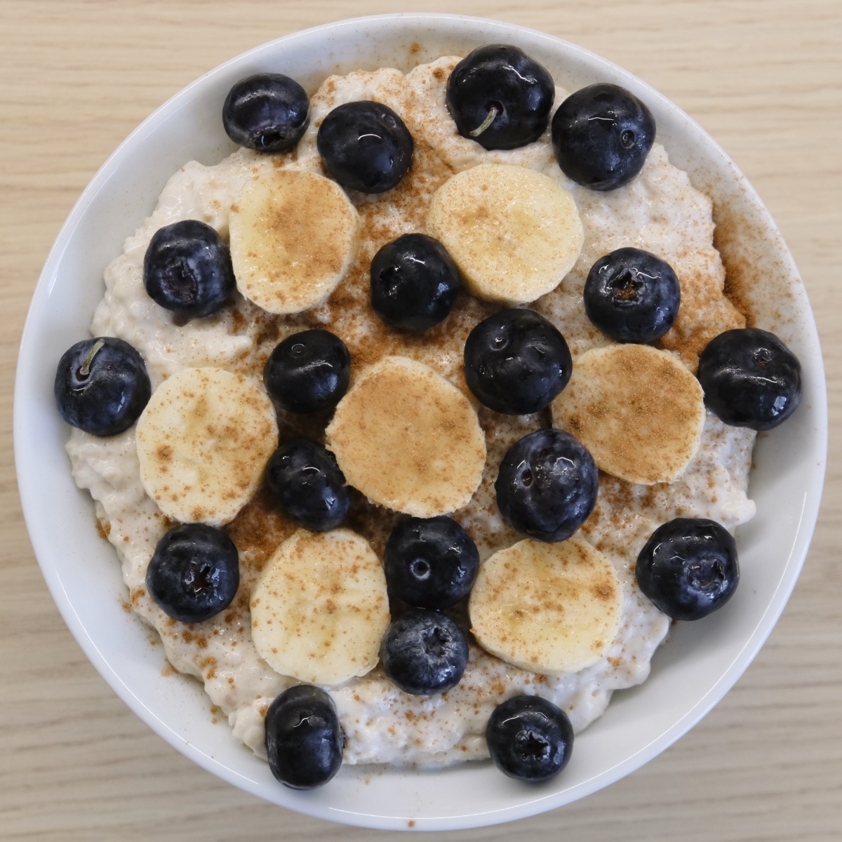 Fit owsianka z bananem, borówkami i cynamonem