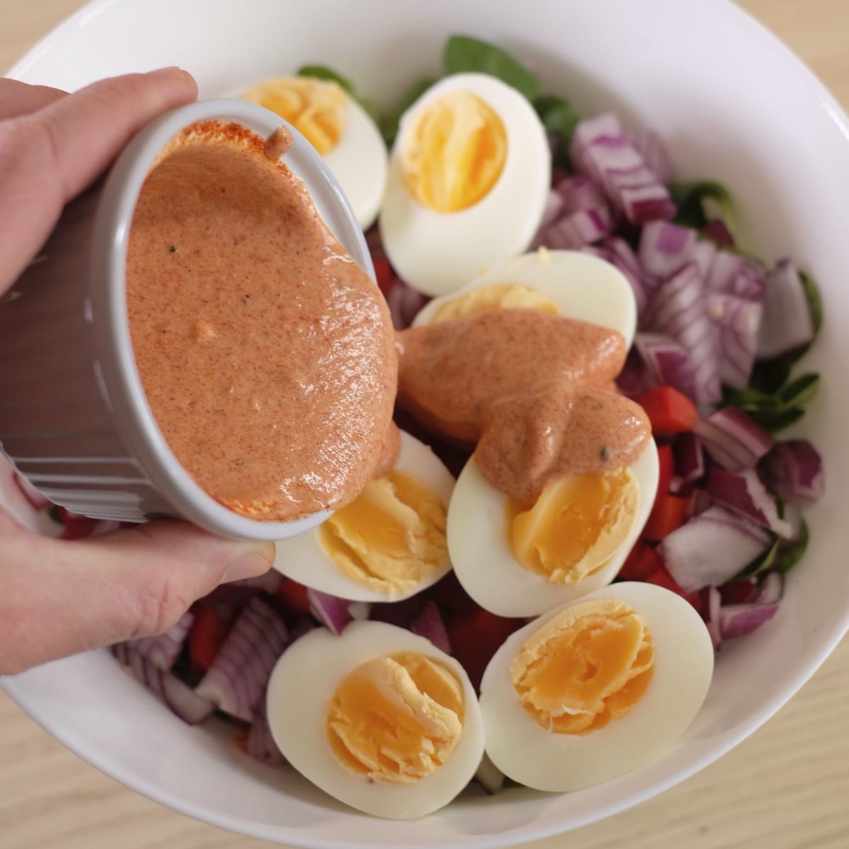 No i w końcu - polewam sałatkę sosem z siracha i jogurtu
