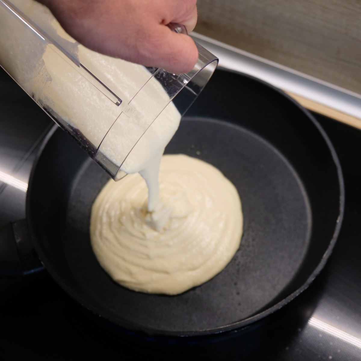 Wylewam omlet twarogowy na patelnię